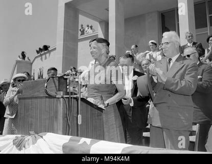 L'ancienne première dame Eleanor Roosevelt parle lors de la dédicace de la Harry S. Truman Presidential Library en 1958. Banque D'Images