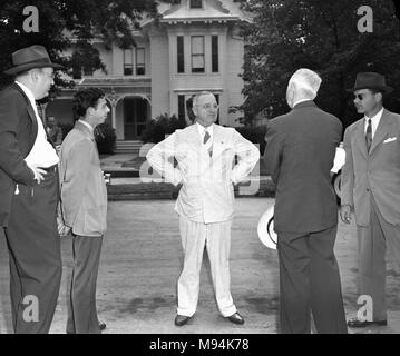 Le président Harry S. Truman se dresse et parle devant sa maison à Independence, Missouri après avoir été assermenté comme président des États-Unis en 1945. Banque D'Images