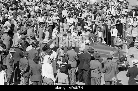 Le président Harry S. Truman arrive à un événement à Kansas City, Missouri peu après avoir été assermenté à titre de président des États-Unis en 1945. Banque D'Images