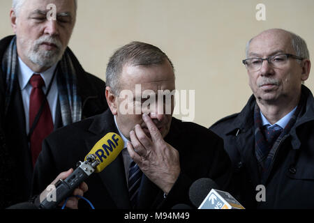 Bruxelles, Bxl, Belgique. Mar 22, 2018. (L-R) Jan Olbrycht Membre du Parlement européen (MPE), Grzegorz Schetyna, chef du parti et député européen polonais Janusz Lewandowski au cours de la plate-forme de partis d'opposition Obywatelska (Plate-forme civique) conférence de presse à l'avant du siège de la Commission européenne à Bruxelles, Belgique le 22.03.2018 par Wiktor Dabkowski Wiktor Dabkowski/crédit : ZUMA Wire/Alamy Live News Banque D'Images