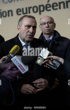 Bruxelles, Bxl, Belgique. Mar 22, 2018. (L-R) Grzegorz Schetyna, chef du parti et député européen polonais Janusz Lewandowski au cours de la plate-forme de partis d'opposition Obywatelska (Plate-forme civique) conférence de presse à l'avant du siège de la Commission européenne à Bruxelles, Belgique le 22.03.2018 par Wiktor Dabkowski Wiktor Dabkowski/crédit : ZUMA Wire/Alamy Live News Banque D'Images