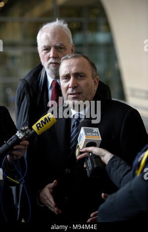 Bruxelles, Bxl, Belgique. Mar 22, 2018. (L-R) Jan Olbrycht Membre du Parlement européen (MPE), Grzegorz Schetyna, chef du parti au cours de l'opposition polonaise Obywatelska (Plate-forme plate-forme civique) conférence de presse à l'avant du siège de la Commission européenne à Bruxelles, Belgique le 22.03.2018 par Wiktor Dabkowski Wiktor Dabkowski/crédit : ZUMA Wire/Alamy Live News Banque D'Images