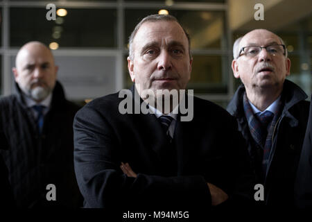 Bruxelles, Bxl, Belgique. Mar 22, 2018. (L-R) Grzegorz Schetyna, chef du parti et député européen polonais Janusz Lewandowski au cours de la plate-forme de partis d'opposition Obywatelska (Plate-forme civique) conférence de presse à l'avant du siège de la Commission européenne à Bruxelles, Belgique le 22.03.2018 par Wiktor Dabkowski Wiktor Dabkowski/crédit : ZUMA Wire/Alamy Live News Banque D'Images