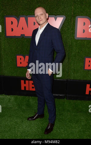 Los Angeles, CA, USA. Mar 21, 2018. Anthony Carrigan lors de la première de HBO's 'Barry' NeueHouse à Hollywood le 21 mars 2018 à Los Angeles, Californie. Crédit : David Edwards/media/Alamy Punch Live News Banque D'Images