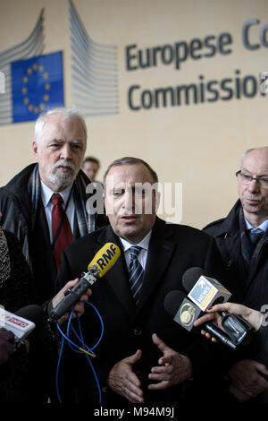 (L-R) Jan Olbrycht Membre du Parlement européen (MPE), Grzegorz Schetyna, chef du parti et député européen polonais Janusz Lewandowski au cours de la plate-forme de partis d'opposition Obywatelska (Plate-forme civique) conférence de presse à l'avant du siège de la Commission européenne à Bruxelles, Belgique le 22.03.2018 par Wiktor Dabkowski | conditions dans le monde entier Banque D'Images