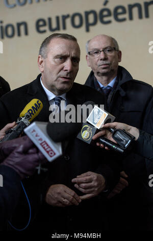 (L-R) Grzegorz Schetyna, chef du parti et député européen polonais Janusz Lewandowski au cours de la plate-forme de partis d'opposition Obywatelska (Plate-forme civique) conférence de presse à l'avant du siège de la Commission européenne à Bruxelles, Belgique le 22.03.2018 par Wiktor Dabkowski Banque D'Images