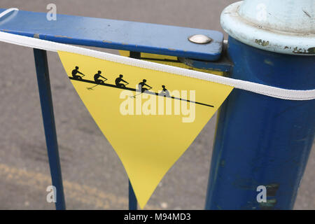 London UK. 22 mars 2018. Bunting est lié le long d'obstacles dans Putney avant les 2018 Cancer Research UK University boat race entre Cambridge et Oxford le 24 mars 1976 Credit : amer ghazzal/Alamy Live News Banque D'Images