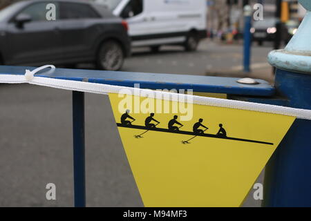 London UK. 22 mars 2018. Bunting est lié le long d'obstacles dans Putney avant les 2018 Cancer Research UK University boat race entre Cambridge et Oxford le 24 mars 1976 Credit : amer ghazzal/Alamy Live News Banque D'Images