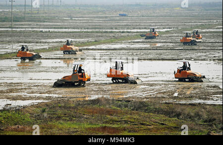 Nanchang, province de Jiangxi en Chine. Mar 22, 2018. Les agriculteurs, équitation, machines agricoles, travaux dans le domaine de Jingkou Canton de Nanchang County, province de Jiangxi, Chine orientale, le 22 mars 2018. Credit : Wan Xiang/Xinhua/Alamy Live News Banque D'Images