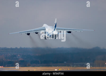 Gdansk, Pologne. Mar 22, 2018. Avions à réaction de transport aérien stratégique russe Antonov An-124-100 Ruslan administré par Volga-Dnepr Airlines à Gdansk Lech Walesa Airport à Gdansk, Pologne. 22 mars 2018 © Wojciech Strozyk / Alamy Live News Banque D'Images