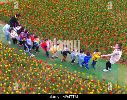 Jiujiang, Chine, province de Jiangxi. Mar 22, 2018. Les gens s'amuser dans le champ de tulipes dans Lianxi District de ville, est de la Chine, la province de Jiangxi, le 22 mars 2018. Credit : Hu Guolin/Xinhua/Alamy Live News Banque D'Images