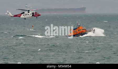 Mounts Bay, Cornwall, UK. Mar 22, 2018. Une pratique de sauvetage et d'exercice de treuillage entre le RNLI Lifeboat Penlee 'Ivan Ellen' basée à Newlyn en Cornouailles et le sauvetage des garde-côtes Helcopter basé à Newquay. Credit : Bob Sharples/Alamy Live News Banque D'Images