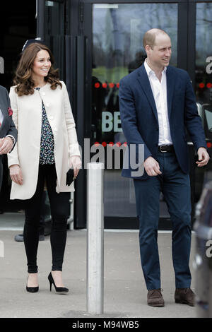 Copperbox Arena, London, UK. Mar 22, 2018. Le duc et la duchesse de Cambridge, laissant un SportsAid événement au Copperbox dans le parc olympique, Londres, UK SportsAid est un organisme de bienfaisance qui aide les jeunes sportifs britanniques et les femmes qui aspirent à être les prochains Jeux olympiques, paralympiques et du Commonwealth, champions du monde. Aujourd'hui est le dernier jour de participation du public avant d'aller en congé de maternité pour la naissance de Cambridge 3 Crédit : Chris Aubrey/Alamy Live News Banque D'Images