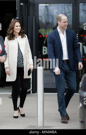 Copperbox Arena, London, UK. Mar 22, 2018. Le duc et la duchesse de Cambridge, laissant un SportsAid événement au Copperbox dans le parc olympique, Londres, UK SportsAid est un organisme de bienfaisance qui aide les jeunes sportifs britanniques et les femmes qui aspirent à être les prochains Jeux olympiques, paralympiques et du Commonwealth, champions du monde. Aujourd'hui est le dernier jour de participation du public avant d'aller en congé de maternité pour la naissance de Cambridge 3 Crédit : Chris Aubrey/Alamy Live News Banque D'Images