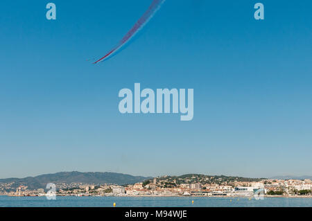 Cannes, France - 22 mars 2018 : voler au-dessus de la baie de Cannes, par la patrouille de France et de la Red Bull Air Race en avion, dans le cadre de la préparation de la Red Bull Air Race de Cannes 'IDES Frederic Alamy live news' Banque D'Images