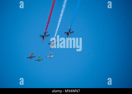 Cannes, France - 22 mars 2018 : voler au-dessus de la baie de Cannes, par la patrouille de France et de la Red Bull Air Race en avion, dans le cadre de la préparation de la Red Bull Air Race de Cannes 'IDES Frederic Alamy live news' Banque D'Images