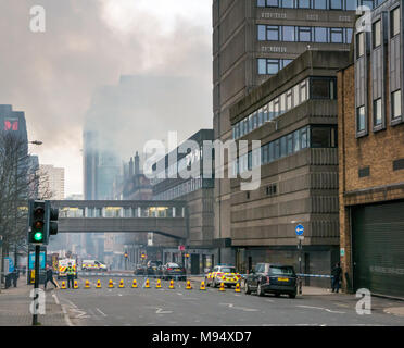 Renfrew Street, Glasgow, Ecosse, Royaume-Uni, 22 mars 2018. Un incendie majeur impliquant de multiples bâtiments ferme rues dans le centre de Glasgow. Cordon de police en dehors de la route. La fumée du feu est dans le ciel Banque D'Images