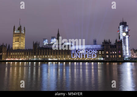 Chambres du Parlement, Westminster, London, UK. 22 Mar 2018. Le hashtag # LondonUnited médias sociaux est projetée sur le Hourses du Parlement à Londres, pour marquer l'anniversaire de la Westminster les attaques terroristes. L'installation fait partie du maire de Londres # LondonUnited anniversaire hommage à la Westminster, London Bridge, Finsbury Park et Parsons Green attaques. Credit : Imageplotter News et Sports/Alamy Live News Banque D'Images