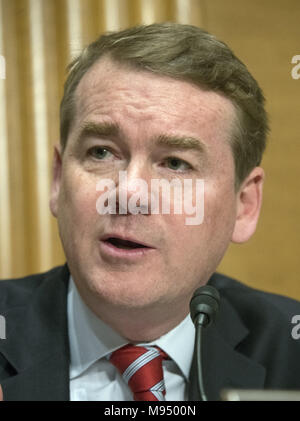 Washington, District de Columbia, Etats-Unis. Mar 22, 2018. États-unis le Sénateur Michael Bennett (démocrate de Californie) questions Robert Lighthizer, représentant américain du commerce, comme il témoigne devant le comité sénatorial des finances sur ''2018 du Président en matière de politique commerciale'' sur la colline du Capitole à Washington, DC le Jeudi, Mars 22, 2018.Crédit : Ron Sachs/CNP Crédit : Ron Sachs/CNP/ZUMA/Alamy Fil Live News Banque D'Images