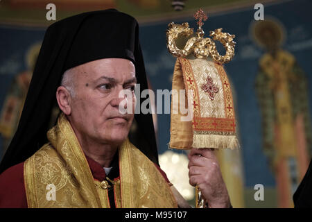 Jérusalem, Israël, le 22 mars 2018, l'Archevêque Yasser Al-Ayyash Rasmi Hanna qui a été nommé comme le nouveau Vicaire Patriarcal grec catholique melkite de Jérusalem représente une de style orientale crosier avec les serpents représentant le personnel de Moïse durant la première divine liturgie à la cathédrale grecque melkite catholique de l'Annonciation de la vierge ou simplement église Notre Dame de l'Annonciation qui est le siège du Patriarcat melkite catholique d'Antioche et de tout l'est situé dans le quartier chrétien de la vieille ville, Jérusalem Est, Israël Crédit : Eddie Gerald/Alamy Live News Banque D'Images