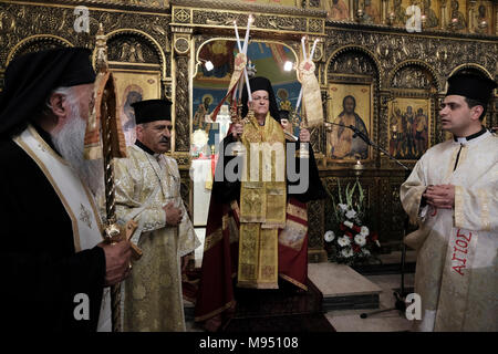 Jérusalem, Israël, le 22 mars 2018, l'Archevêque Yasser Al-Ayyash Rasmi Hanna qui a été nommé comme le nouveau Vicaire Patriarcal grec catholique melkite de Jérusalem célébrer la première divine liturgie à la cathédrale grecque melkite catholique de l'Annonciation de la vierge ou simplement église Notre Dame de l'Annonciation qui est le siège du Patriarcat melkite catholique d'Antioche et de tout l'est situé dans le quartier chrétien de la vieille ville, Jérusalem Est, Israël Crédit : Eddie Gerald/Alamy Live News Banque D'Images