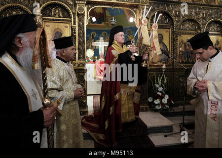 Jérusalem, Israël, le 22 mars 2018, l'Archevêque Yasser Al-Ayyash Rasmi Hanna qui a été nommé comme le nouveau Vicaire Patriarcal grec catholique melkite de Jérusalem célébrer la première divine liturgie à la cathédrale grecque melkite catholique de l'Annonciation de la vierge ou simplement église Notre Dame de l'Annonciation qui est le siège du Patriarcat melkite catholique d'Antioche et de tout l'est situé dans le quartier chrétien de la vieille ville, Jérusalem Est, Israël Crédit : Eddie Gerald/Alamy Live News Banque D'Images