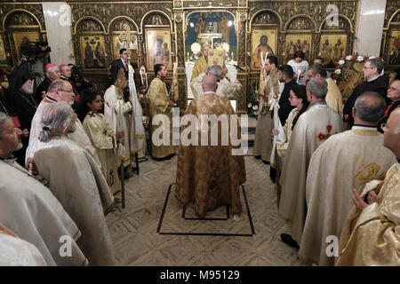 Jérusalem, Israël, le 22 mars 2018, l'Archevêque Yasser Al-Ayyash Rasmi Hanna qui a été nommé comme le nouveau Vicaire Patriarcal grec catholique melkite de Jérusalem célébrer la première divine liturgie à la cathédrale grecque melkite catholique de l'Annonciation de la vierge ou simplement église Notre Dame de l'Annonciation qui est le siège du Patriarcat melkite catholique d'Antioche et de tout l'est situé dans le quartier chrétien de la vieille ville, Jérusalem Est, Israël Crédit : Eddie Gerald/Alamy Live News Banque D'Images