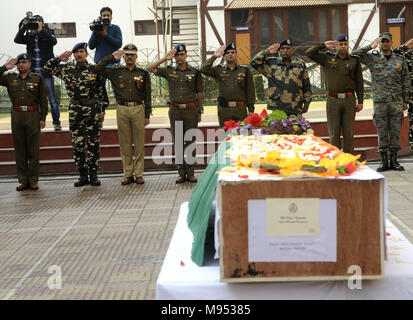 Srinagar, au Cachemire sous contrôle indien. Mar 22, 2018. Les agents de police et paramilitaires indiennes salue le cercueil de Deepak Thusoo policier qui a été tué dans une fusillade avec des militants, au cours de sa cérémonie de dépôt de gerbes au siège de la police à Srinagar, capitale d'été du Cachemire sous contrôle indien, le 22 mars 2018. Une féroce bataille d'armes à feu ont tué cinq forces du gouvernement indien et de cinq militants au Cachemire sous contrôle indien, ont indiqué mercredi. Credit : Javed Dar/Xinhua/Alamy Live News Banque D'Images