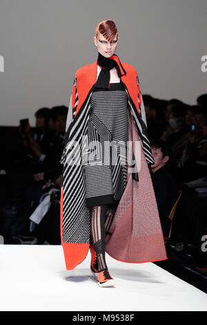 Tokyo, Japon. Mar 22, 2018. Un modèle porte une création par Hiroko Koshino designer japonais au cours de la Fashion Week de Tokyo 2018 Amazon S/S. Credit : AFLO/Alamy Live News Banque D'Images