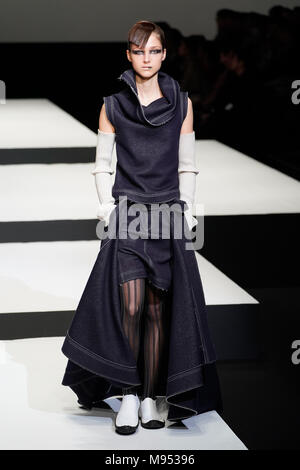 Tokyo, Japon. Mar 22, 2018. Un modèle porte une création par Hiroko Koshino designer japonais au cours de la Fashion Week de Tokyo 2018 Amazon S/S. Credit : AFLO/Alamy Live News Banque D'Images