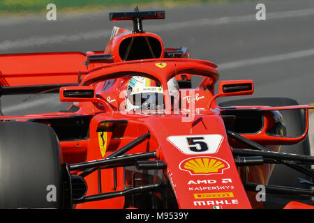 L'Albert Park, Melbourne, Australie. Mar 23, 2018. Sebastian Vettel (DEU) n°5 de la Scuderia Ferrari équipe pendant une séance d'essais à l'Australien 2018 Grand Prix de Formule 1 à l'Albert Park, Melbourne, Australie. Bas Sydney/Cal Sport Media/Alamy Live News Banque D'Images