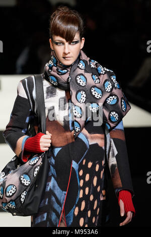 Tokyo, Japon. Mar 22, 2018. Un modèle porte une création par Hiroko Koshino designer japonais au cours de la Fashion Week de Tokyo 2018 Amazon S/S. Credit : AFLO/Alamy Live News Banque D'Images