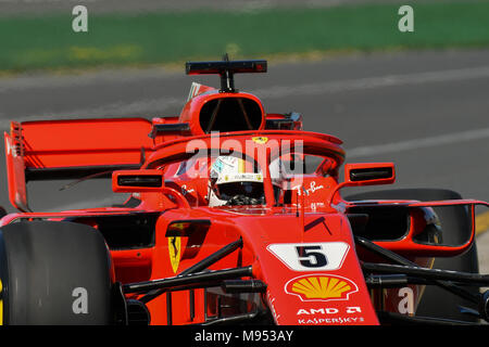 L'Albert Park, Melbourne, Australie. Mar 23, 2018. Sebastian Vettel (DEU) n°5 de la Scuderia Ferrari équipe pendant une séance d'essais à l'Australien 2018 Grand Prix de Formule 1 à l'Albert Park, Melbourne, Australie. Bas Sydney/Cal Sport Media/Alamy Live News Banque D'Images