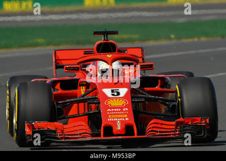 L'Albert Park, Melbourne, Australie. Mar 23, 2018. Sebastian Vettel (DEU) n°5 de la Scuderia Ferrari équipe pendant une séance d'essais à l'Australien 2018 Grand Prix de Formule 1 à l'Albert Park, Melbourne, Australie. Bas Sydney/Cal Sport Media/Alamy Live News Banque D'Images