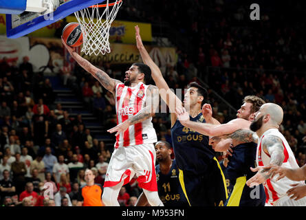 (180323) -- BELGRADE, Mars, 23, 2018 (Xinhua) -- Stade Crvena Zvezda James du Feldeine (L) va à l'Euroligue de basket-ball panier pendant le match entre le stade Crvena Zvezda et Fenerbahce à Belgrade, Serbie le 23 mars 2018. Fenerbahce a remporté 80-63. (Xinhua/Predrag Milosavljevic) Credit : Predrag Milosavljevic/Xinhua/Alamy Live News Banque D'Images