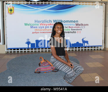 01 février 2018, la Namibie, Windhoek : Ngambui Riruako se trouve dans le foyer de la 'Deutsche Hoehere Privatschule Windhoek' (lit. L'École secondaire privée allemande, Windhoek). La jeune femme avec l'allemand et l'herero grands-parents sur les plans de déménagement en Allemagne, où son grand-père venaient, après ses études pour devenir journaliste. Photo : Andrea Döring/dpa Banque D'Images