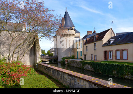 Garder de la porte fortifiée Saint-Julien sur l'Huisne, rivière à La-Ferté-Bernard, une commune française, située dans le département de la Sarthe et la région Pays de la Loire Banque D'Images