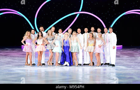 Des célébrités et des patineurs professionnels (de gauche à droite) Alexandra Murphy, Kem Cetinay, Vanessa Bauer, Jake Quickenden, Donna Air, Mark Hanretty, Ale Izquierdo, Max Evans, Jayne Torvill et Christopher Dean, Cheryl Baker, Dan Whiston, Alex Beresford, Brianne Delcourt, Sylvain Longchambon, Alexandra Schauman, Ray Quinn, Lukasz Rozycki, Matt Evers au cours de la danse sur glace Vivre UK Tour Lancer Photocall à SSE Arena, London. Banque D'Images