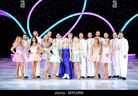 Des célébrités et des patineurs professionnels (de gauche à droite) Alexandra Murphy, Kem Cetinay, Vanessa Bauer, Jake Quickenden, Donna Air, Mark Hanretty, Ale Izquierdo, Max Evans, Jayne Torvill et Christopher Dean, Cheryl Baker, Dan Whiston, Alex Beresford, Brianne Delcourt, Sylvain Longchambon, Alexandra Schauman, Ray Quinn, Lukasz Rozycki, Matt Evers au cours de la danse sur glace Vivre UK Tour Lancer Photocall à SSE Arena, London. Banque D'Images