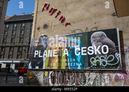 Un panneau d'annonce l'annonce d'une prochaine série télé sur la nature et de la faune en République tchèque, sur la rue Milady Horakove, quartier Holesovice, Prague 7, le 20 mars 2018, à Prague, République tchèque. Banque D'Images