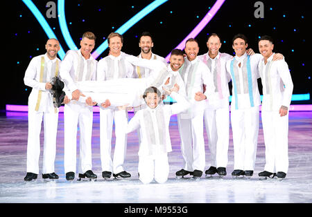 Des célébrités et des patineurs professionnels (de gauche à droite) Alex Beresford, Matt Evers, Mark Hanretty, Sylvain Longchambon, Jake Quickenden (avant), KEM, Cetinay Dan Whiston, Lukasz Rozycki, Max Evans, et Ray Quinn au cours de la danse sur glace Vivre UK Tour Lancer Photocall à SSE Arena, London. Banque D'Images