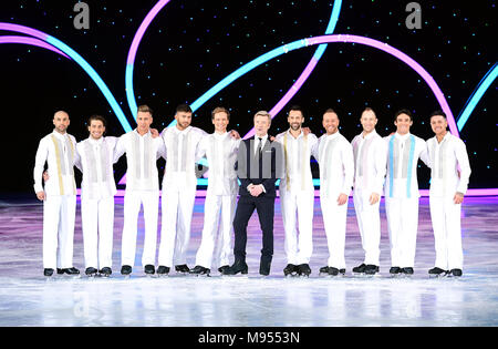 Des célébrités et des patineurs professionnels (de gauche à droite) Alex Beresford, Kem Cetinay, Matt Evers, Jake Quickenden, Mark Hanretty, Christopher Dean, Sylvain Longchambon, Dan Whiston, Lukasz Rozycki, Max Evans, et Ray Quinn au cours de la danse sur glace Vivre UK Tour Lancer Photocall à SSE Arena, London. Banque D'Images