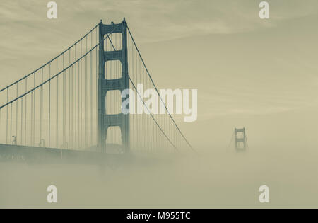 Bas épais brouillard formé sous le Golden Gate Bridge à San Francisco, Californie, États-Unis, sur une première matinée de printemps. Banque D'Images