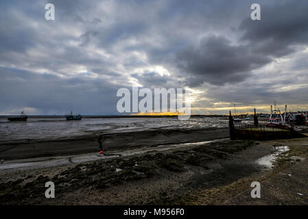 Bateaux à coque, Leigh on Sea, Essex, au crépuscule. Marée basse sur l'estuaire de la Tamise avec le coucher du soleil Banque D'Images