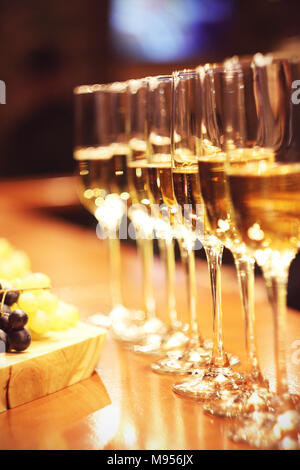 Verres à vin mousseux champagne stand dans la rangée au bar, restauration Banque D'Images