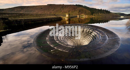 Le trou de l'évier. Cet évasement overflow régule le niveau d'eau de Ladybower Reservoir. Le Peak District, Angleterre Banque D'Images