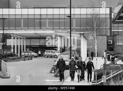 L'entrée principale de l'Hôpital Royal de Stoke Stoke on Trent avec les visiteurs de marcher sur la chaussée Banque D'Images