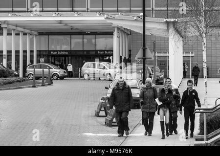 L'entrée principale de l'Hôpital Royal de Stoke Stoke on Trent avec les visiteurs de marcher sur la chaussée Banque D'Images