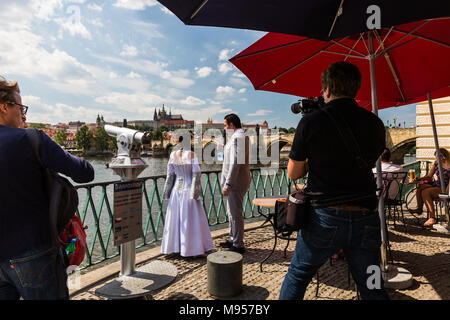 PRAGUE, RÉPUBLIQUE TCHÈQUE - 15 juin 2017 : point de vue d'une séance de photos de mariage devant le Pont Charles et le château de Prague le 15 juin, 2017 Banque D'Images