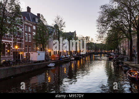 AMSTERDAM, Pays-Bas - 26 MAI 2017 : vue sur le Kloveniersburgwal rue de la vieille ville d'Amsterdam le 26 mai 2017. Amsterdam est populaire par Banque D'Images